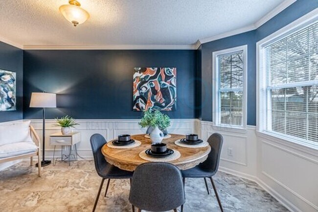 Building Photo - Available in Early August Attn: Pilots! 3BR 2BA Crashpad!