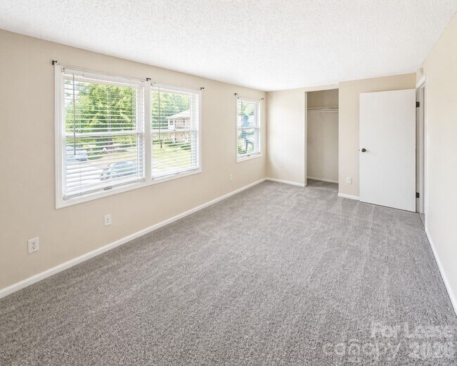 Building Photo - 9456 Lexington Cir