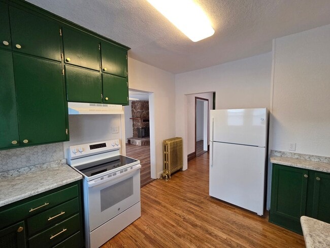 Building Photo - Beautiful and large Cedar Falls House