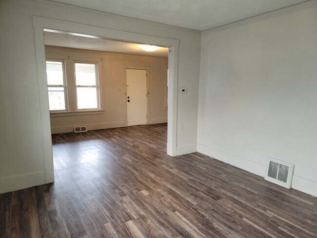 Building Photo - 800 E McClure