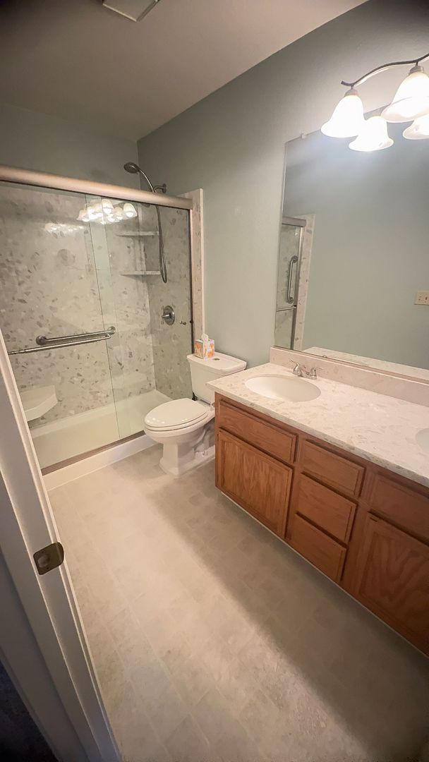 Building Photo - 3 Bedroom 2 Bathroom Charming home