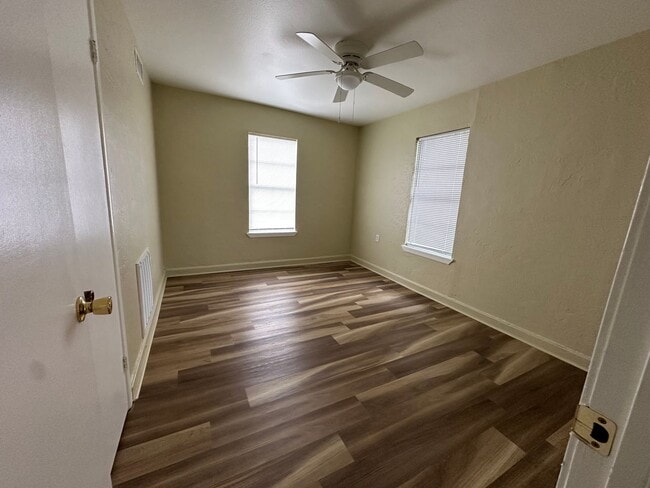 Building Photo - Welcome to this charming 2-bedroom, 1-bath...