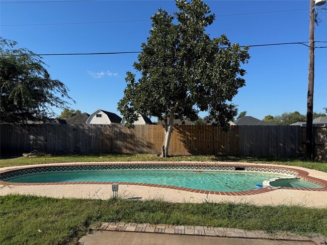 Building Photo - 333 Forest Hills Dr