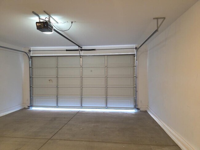 Building Photo - 18085 W Elm St