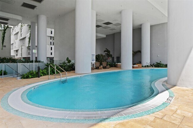 Building Photo - 700 NE 24th St