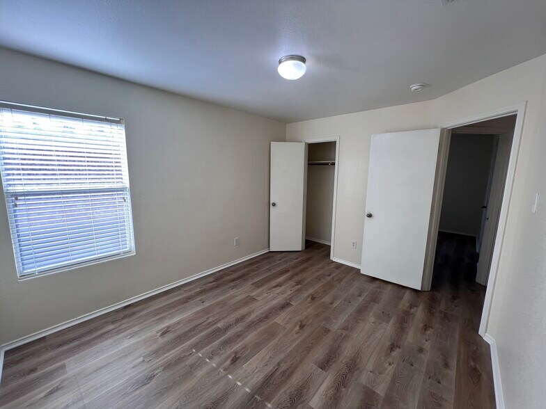 Building Photo - 8911 Valley River Dr