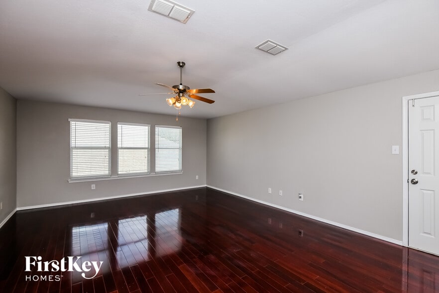 Building Photo - 860 Roaring Springs Rd