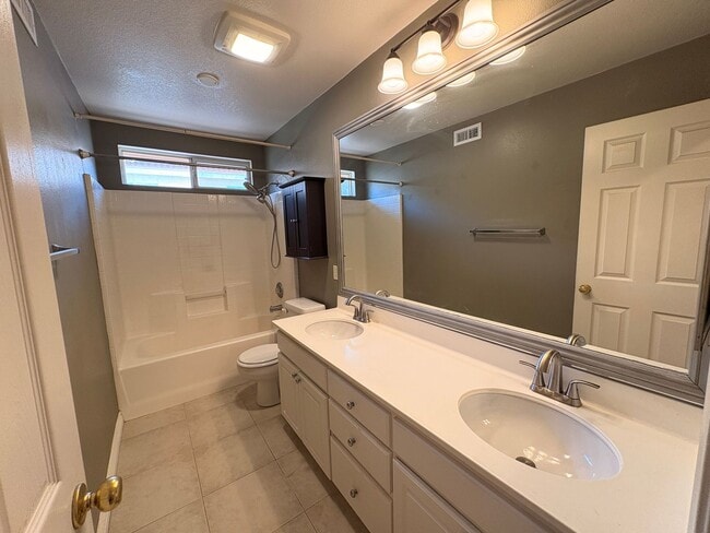 Building Photo - 4 Bed, 3 Bath in Corona!