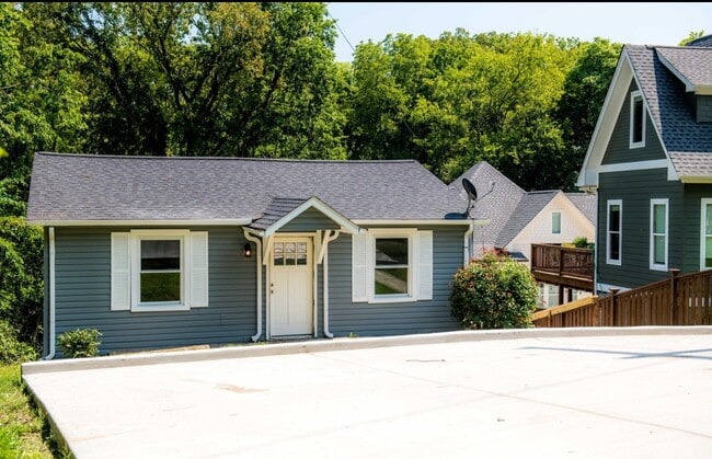 Front - 2226 Cruzen St