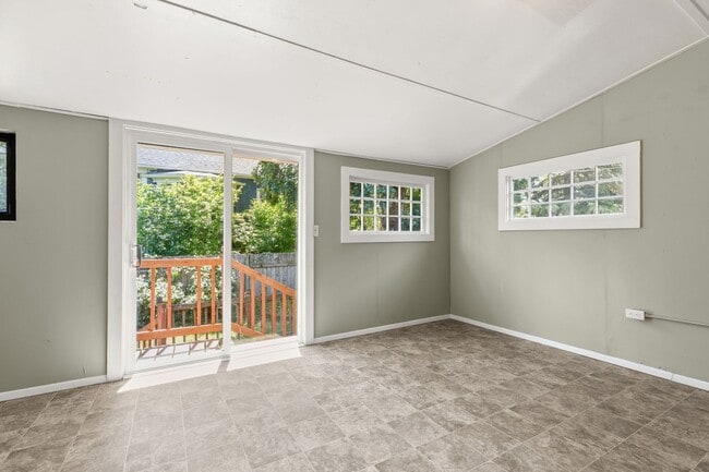 Building Photo - Spacious 3 bedroom, 1 Bath House in Inner SE Portland - Everything Right at Your Doorstep!