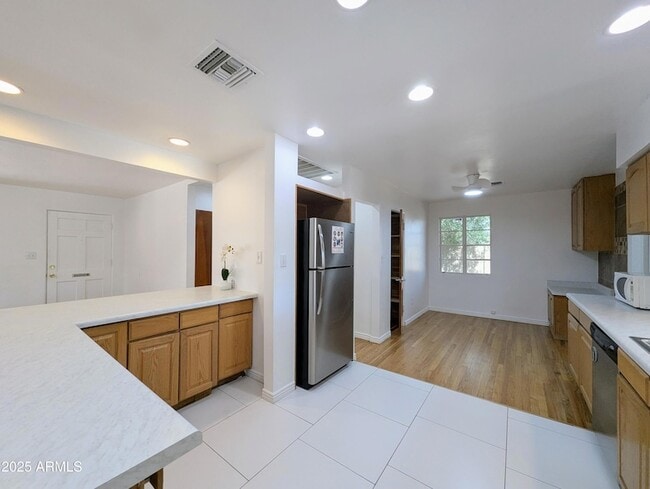 Building Photo - 2443 E Earll Dr