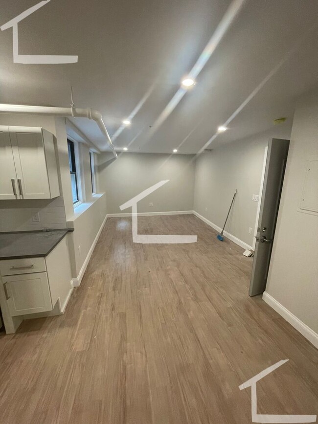 Building Photo - Beautiful, Renovated 1 Bed Right Off The C...