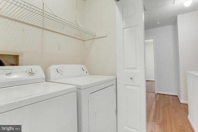 Building Photo - 7170 Westfield Ct