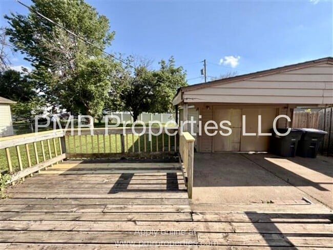 Building Photo - 3 Bedrooms / 1 Bathroom House