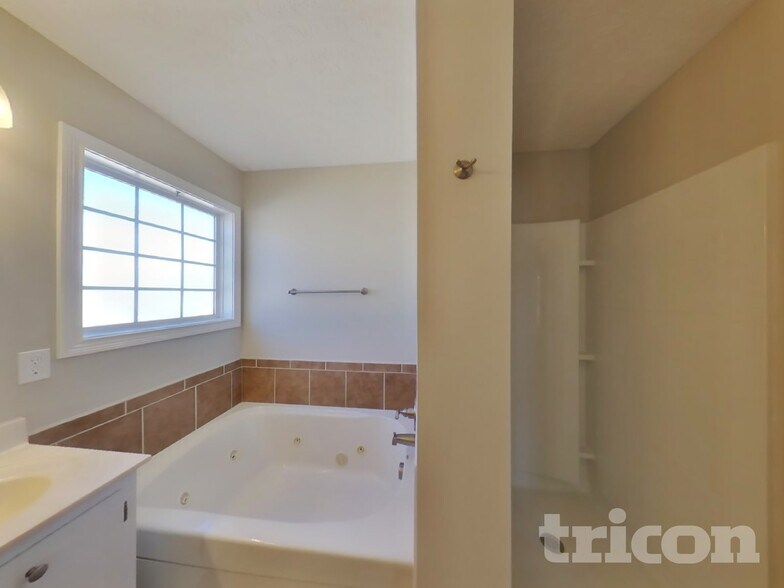 Building Photo - 1457 Mutual Dr