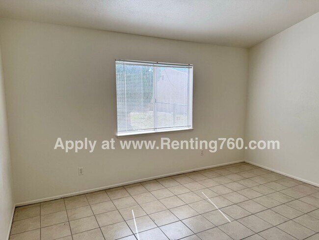 Building Photo - Spacious 2 Bed 1 Bath Home With Indoor Lau...
