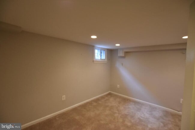 Building Photo - 909 Maplewood Ave