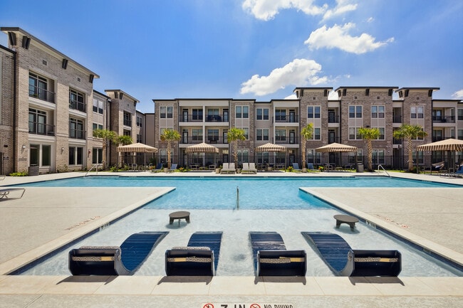 Building Photo - Dakota at Deer Park