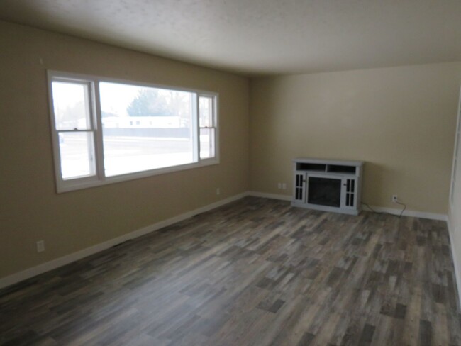 Building Photo - 3 Bedroom / 1 Bonus Room / 1 3/4 Bath Hous...