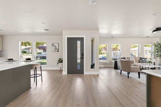 Building Photo - 10101 Woodhaven Dr