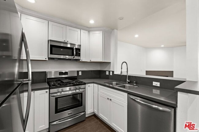 Building Photo - 6212 Fulton Ave