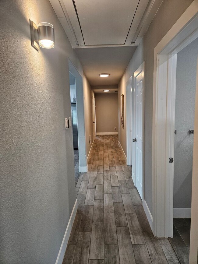Building Photo - Spacious 3 Bed / 3 Bath Home with Modern Upgrades and Fenced Yard in South Dallas