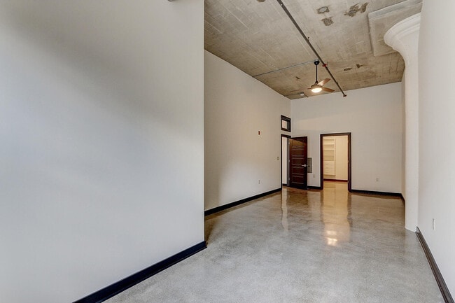 Building Photo - 226 N Water St