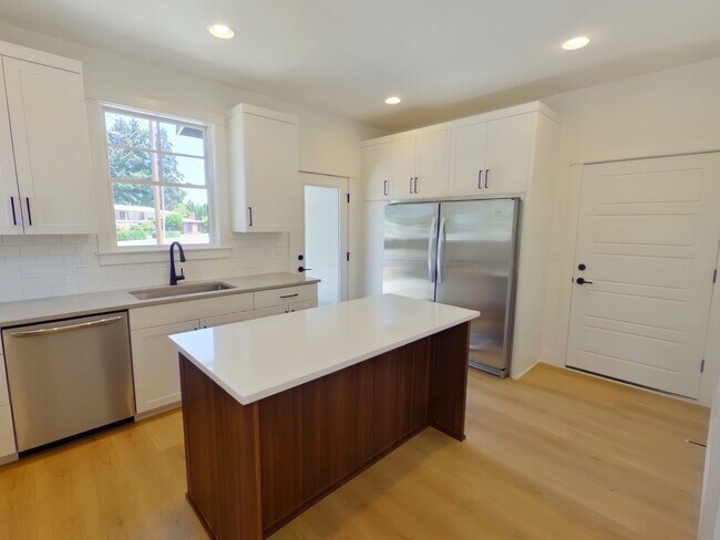 Building Photo - Don’t Miss Our Spring Rate Drop — Units Going Fast