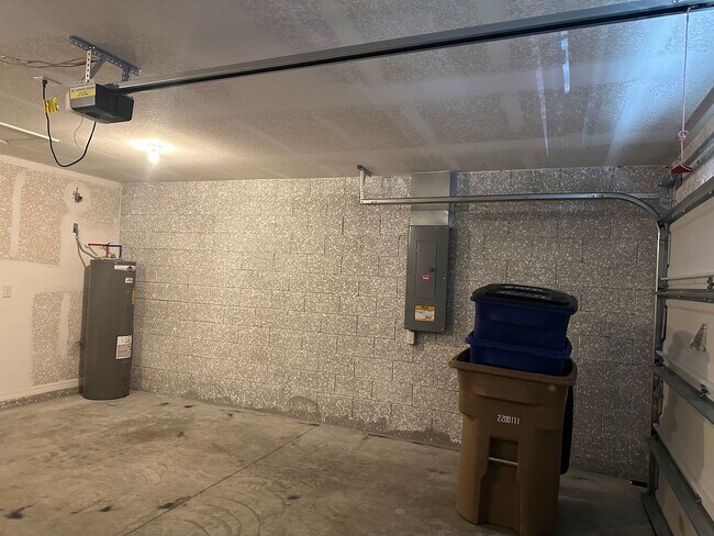 Building Photo - Beautiful 2 Bedroom 2 Bath