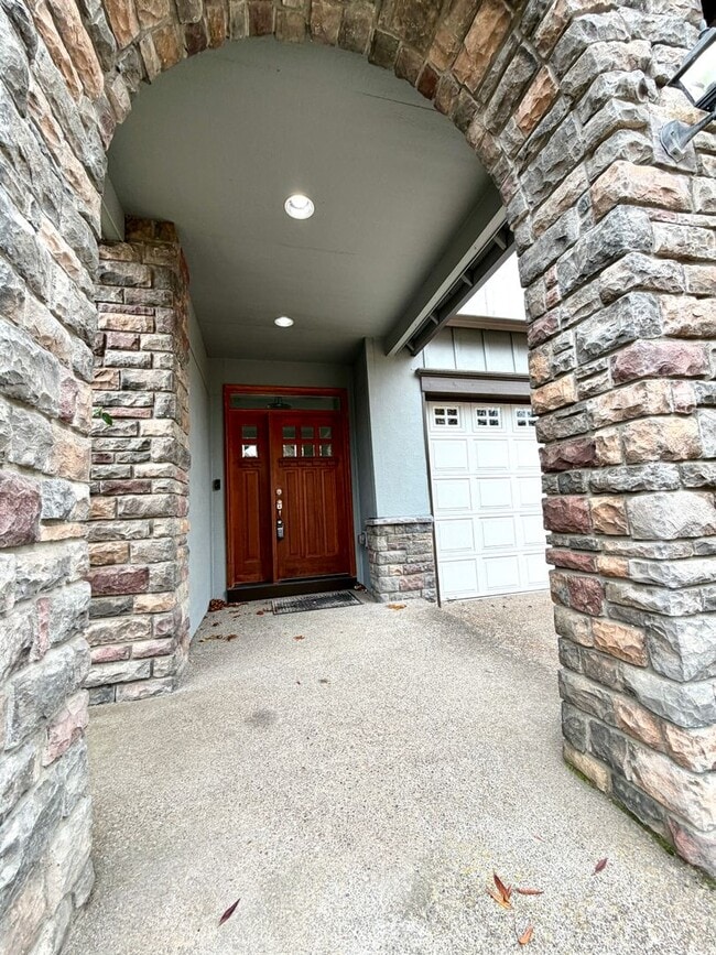 Building Photo - Beautiful Home in the Sought After Arbor C...