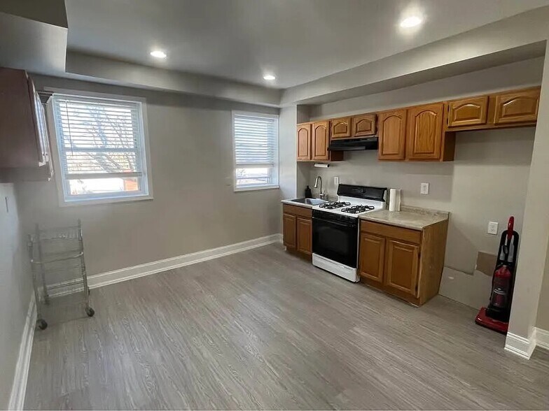 Building Photo - 345 Font Hill Ave