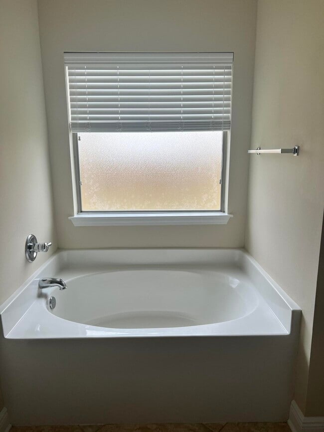 Building Photo - 123 Crab Apple Ave