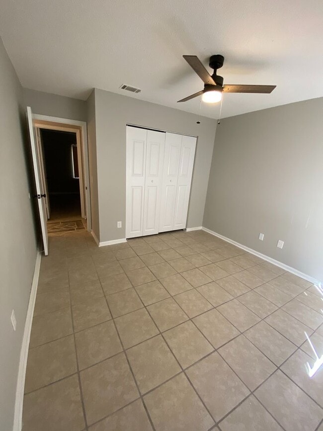 Building Photo - 239 Pointe S Dr