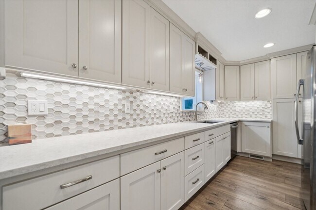 Building Photo - Beautiful Hillsdale 4 BR, 2 BA home