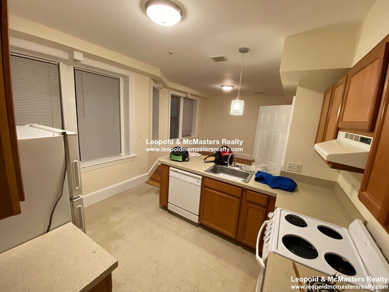 Building Photo - 878 Massachusetts Ave