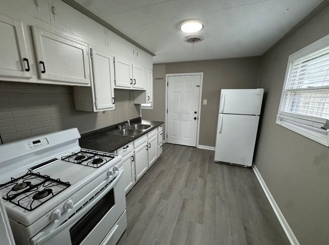 Primary Photo - 1023 E Dixon St