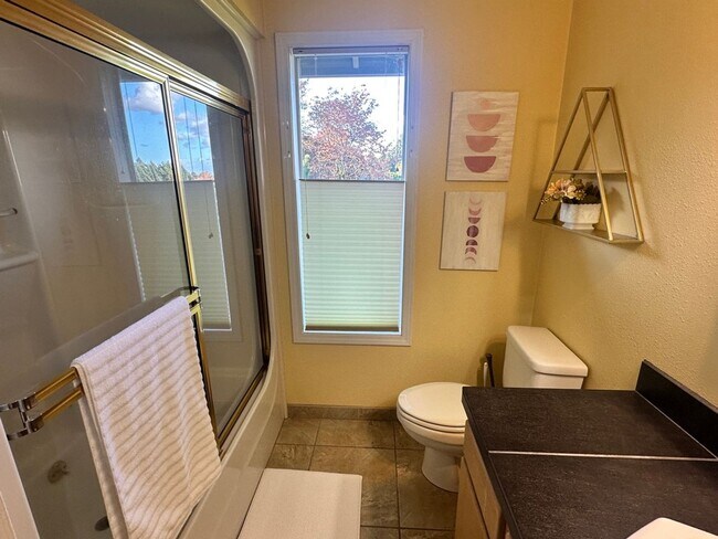 Building Photo - 14441 NE Morris Ct