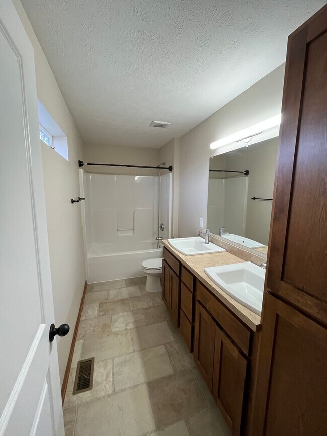 Building Photo - 7825 Yankee Woods Dr