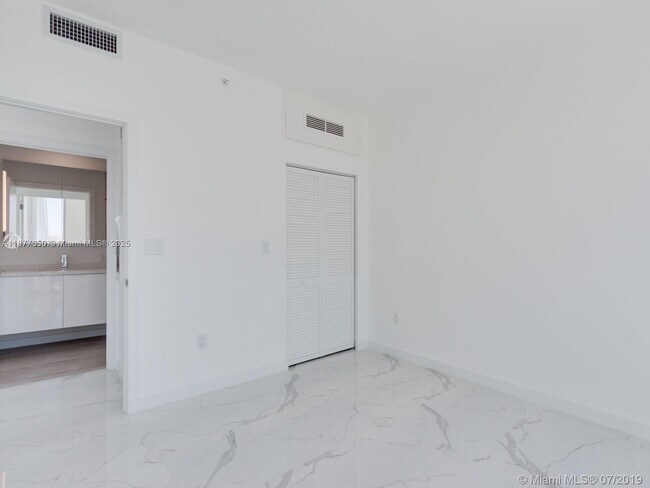Building Photo - 8425 Crespi Blvd