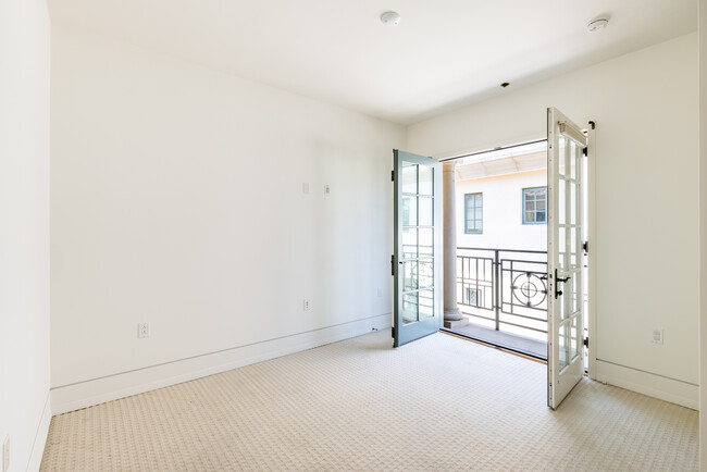 Building Photo - 227 S Hamilton Dr