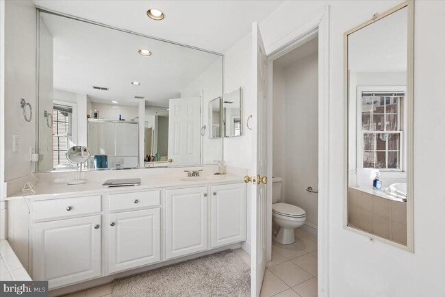 Building Photo - 1053 N Stuart St