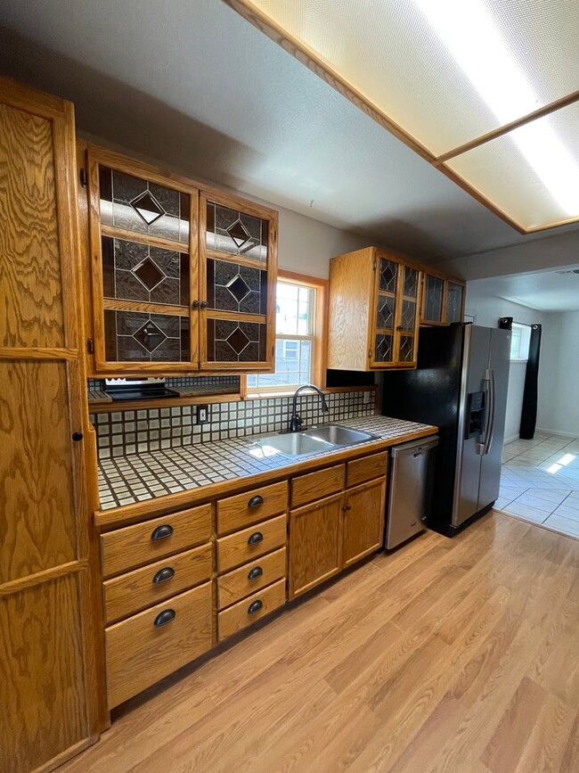 Building Photo - Large 3-Bedroom, 1-Bath Duplex