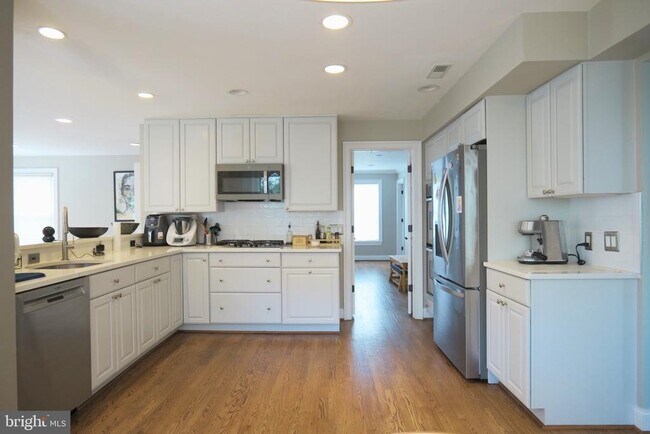 Building Photo - 4536 Fairfield Dr