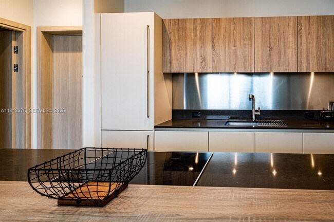 Building Photo - 1000 Brickell Plaza