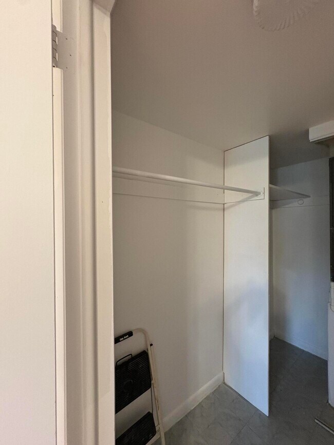 Building Photo - 230 Bedford E