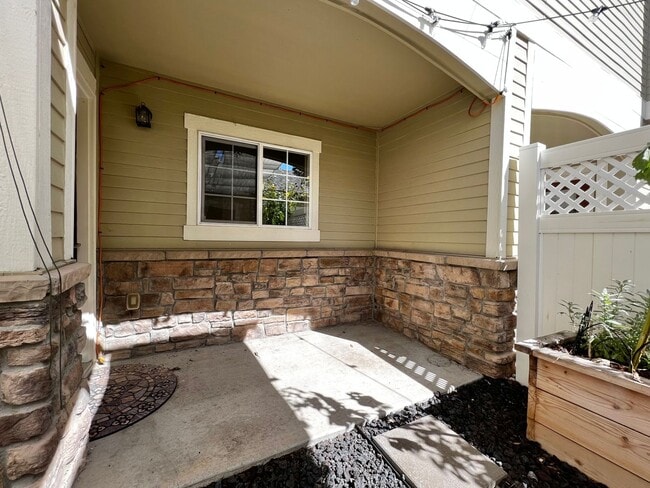 Building Photo - Beautiful 2 Bed 2.5 Bath Condo Near Observ...