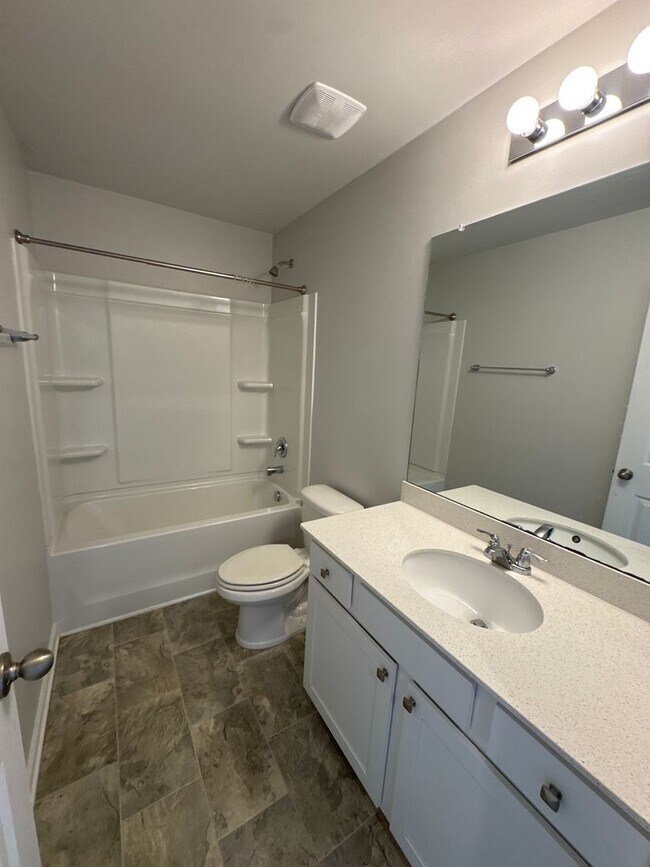 Building Photo - Enjoy Modern Living in This Stylish Woodbridge Glen Townhome!