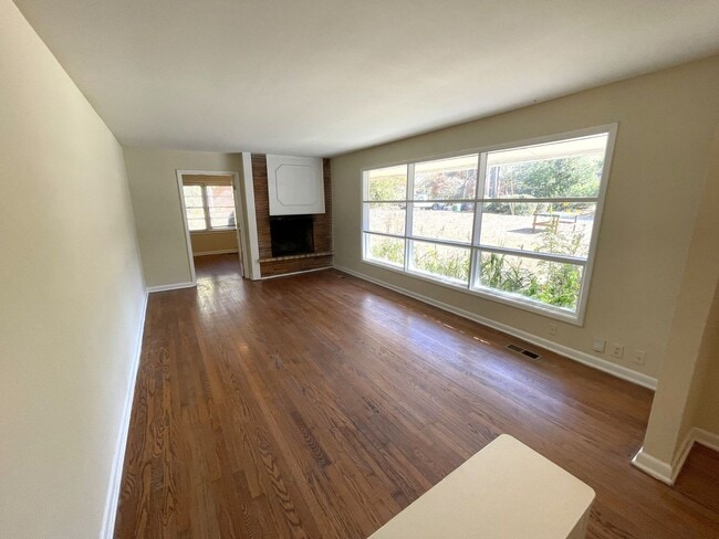 Building Photo - 5br House off S. Milledge (Available now o...