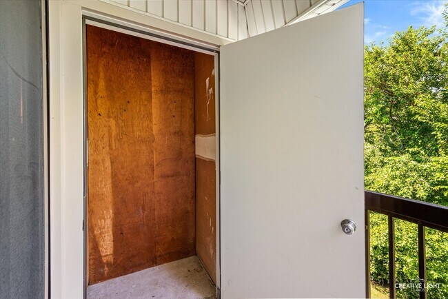 Building Photo - 2220 Country Club Dr