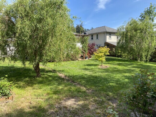 Building Photo - Single-family 3-bedroom home in a desirable neighborhood in town!